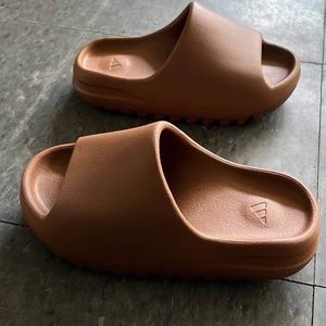 New yeezy slides size 4.0 never worn (men’s size 4.0)